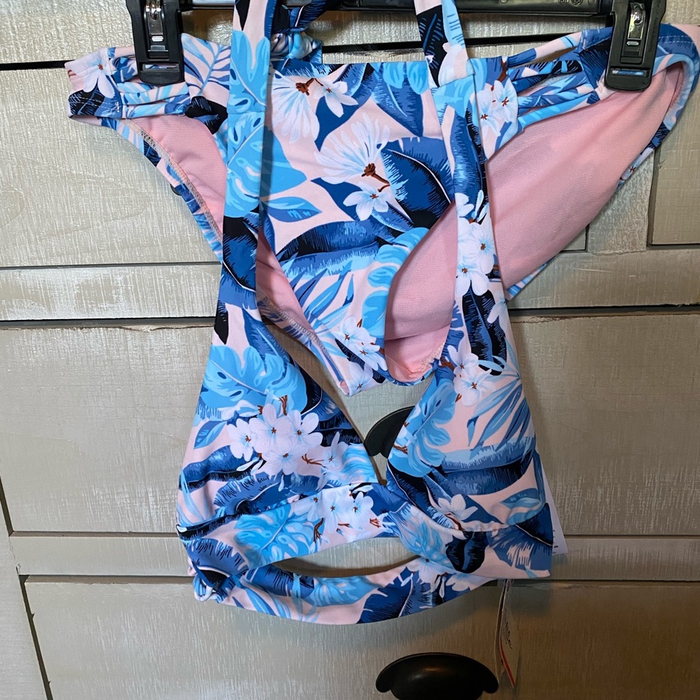 Top is a medium and the bottoms are a large